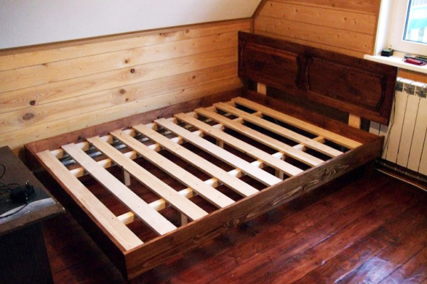 Кровать своими руками из дерева для дачи