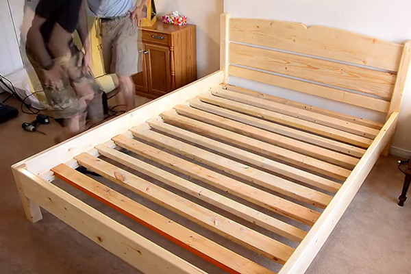 Кровать своими руками из дерева для дачи