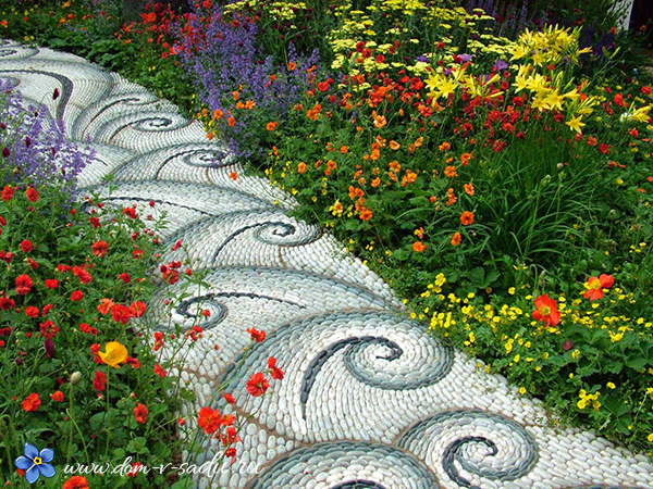 Дорожка мозаика в саду