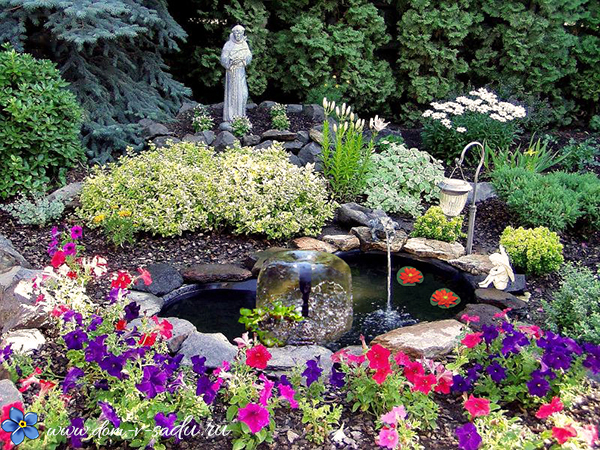 декоративный водоем с цветами в саду