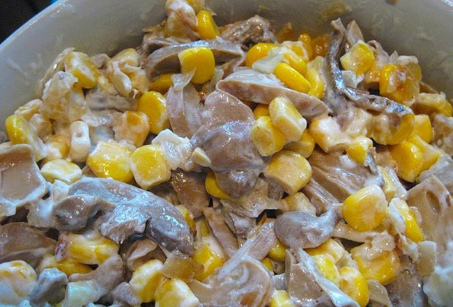 Салат с маринованными грибами и колбасой рецепт с Салат с маринованными грибами и колбасой рецепт с